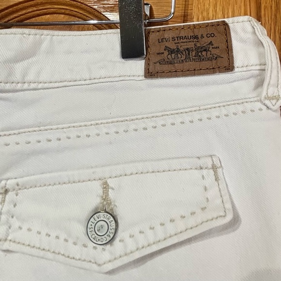 Levi's Women's White Jean Shorts Size 8 EUC - Picture 3 of 8
